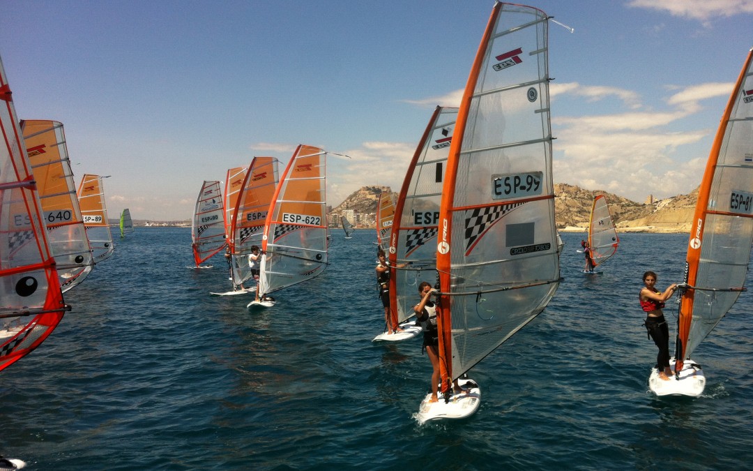 Vientos de fuerza 6 -7 ponen fin al X Trofeo C.N. Alicante Costa Blanca.